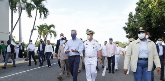 El presidente Luis Abinader conversa con el comandante general de la Armada, vicealmirante Ramón Gustavo Betances, tras realizar un recorrido el lancha por los ríos Ozama e Isabela.