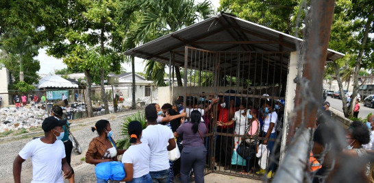 Aglomeración de personas para intentar ver a sus familiares en la Penitenciaría Nacional La Victoria, la de mayor hacinamiento del país. VICTOR RAMIREZ/LD