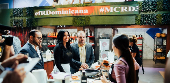 No seremos flexibles, aquí ya no se viene a jugar a ser cocinero, dice Leandro Díaz (en la imagen junto a sus compañeros Saverio Stassi y Chef Tita) respecto a su rol como juez en MasterChef RD. Eduardo Cipion