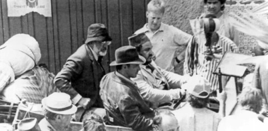 John Rhys-Davies, conduciendo vehículo, Harrison Ford, en el asiento del acompañante, y Sean Connery, en la parte trasera, durante el rodaje de la película "Indiana Jones y la ultima cruzada" en la ciudad de Almería (España).