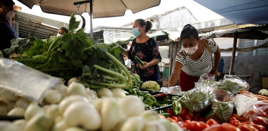 Mujeres compran verduras en un mercado popular, el 7 de abril de 2020, en Atiquizaya (El Salvador).EFE/Rodrigo Sura