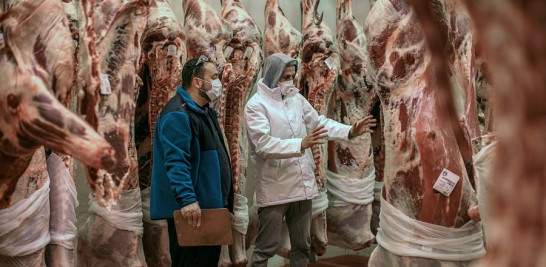 Un centro de venta de carne de vacuno al pormayor en la ciudad española de Valencia. EFE/Biel Aliño