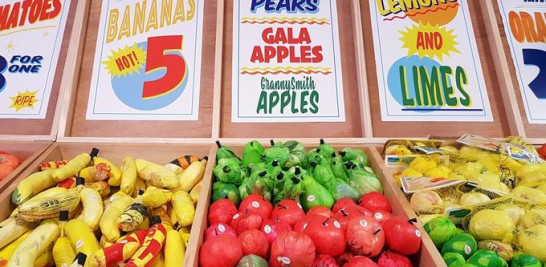 Vista de frutas y verduras hechas con bolsas de plástico, en la instalación de arte "Supermercado de bolsas de plástico", el 23 de octubre de 2020 en la plaza de Times Square, en Nueva York (EE.UU).. EFE/Jorge Fuentelsaz
