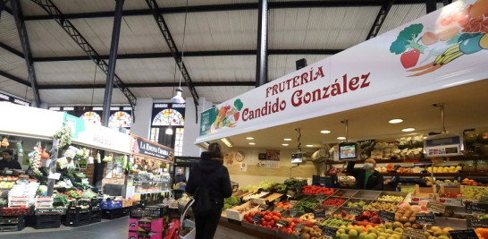 Puesto de frutas y verduras en el mercado central de Salamanca en el centro de España.-EFE/J.M.GARCIA