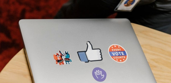 La computadora portátil de un miembro del equipo de integridad en las elecciones de Facebook en la sede de la empresa en Menlo Park, California, el 18 de septiembre de 2018. (Jason Henry/The New York Times)
