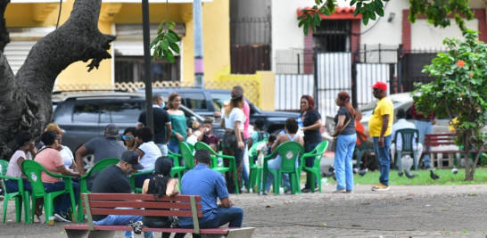 Personas reunidas sin mascarillas en el parque Miguel de Cervantes. Raúl Asencio