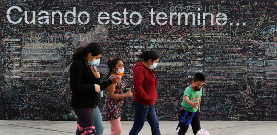 Un grupo de niños juega junto a "El muro de la esperanza", en un parque del malecón de Lima. EFE/ Paolo Aguilar