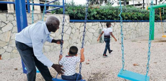 Los abuelos acom pañan a los pequeños en las horas de diversión en los espacios públicos.
