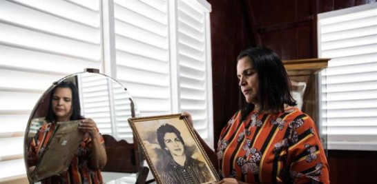 Minou Tavárez Mirabal, hija de Minerva y de Manolo Tavárez, héroes antitrujillistas, observa un retrato de su madre.