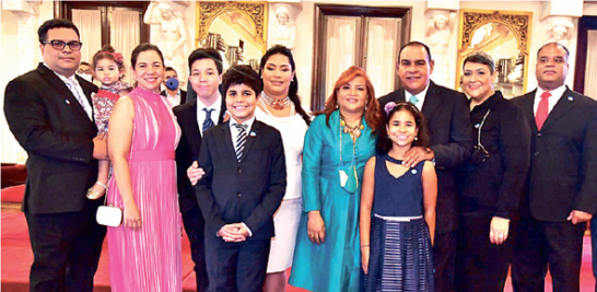 Miguel Franjul junto a sus hijos y nietos. JOSÉ ALBERTO MALDONADO/JORGE CRUZ/LD