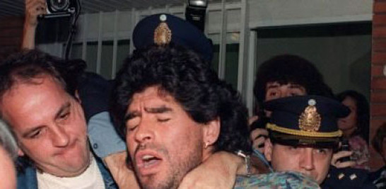 Maradona apresado por tráfico de drogas.