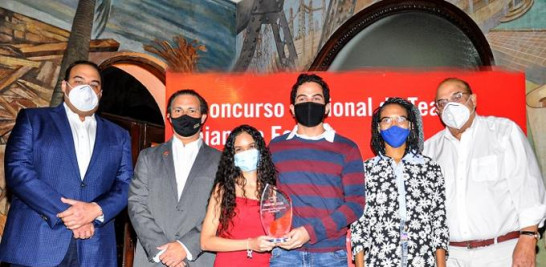 La ganadora del primer lugar Cindy Galán, le acompañan el presidente de Save the Children Dominicana Juan Tomás Díaz Y parte su familia.