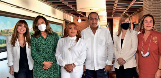 Nelly Azar, Gema Hidalgo, Wendy Santana de Franjul, Miguel Franjul, Ana Corripio, Rosanna Rivera y Manuel Corripio.