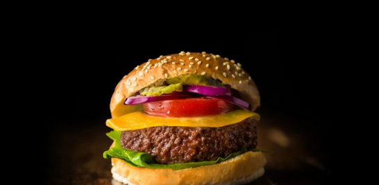 Fotografía facilitada por Mosa Meat de una hamburguesa realizada con carne artificial por Mosa Meat, la empresa holandesa que busca comercializar en un futuro carne a partir de células cultivadas en el laboratorio. . EFE/MOSA MEAT