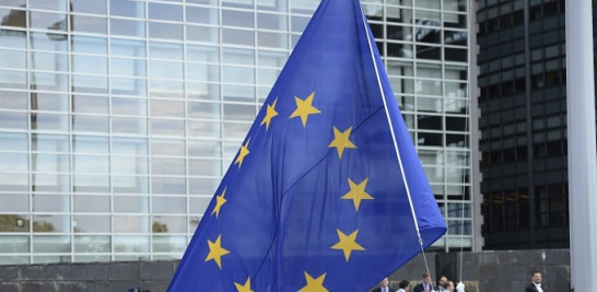La bandera de la Unión Europea es izada por unos soldados en el exterior de la sede del Parlamento Europeo (PE) en Estrasburgo. EFE/Patrick Seeger