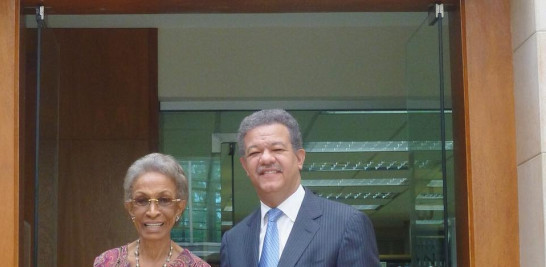 Leonel Fernández junto a su madre Yolanda Reyna.