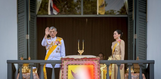 El rey tailandés Maha Vajiralongkorn Bodindradebayavarangkun y la entonces reina Suthida saludan desde el Gran Palacio durante la coronación real del monarca en Bangkok, Tailandia, el 6 de mayo de 2019. DIEGO AZUBEL