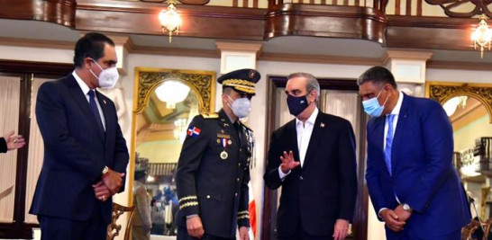 Durante el acto de entrega de carnés de seguro de salud a la Policía, el presidente Luis Abinader reconoció que hay un repunte del coronavirus en el país. J.A. MALDONADO.