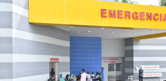 Fachada frontal de la emergencia del hospital Moscoso Puello.