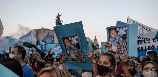 Opositores a la legalización del aborto afuera del Congreso en Buenos Aires, Argentina, el 29 de diciembre de 2020 (Sarah Pabst/The New York Times)