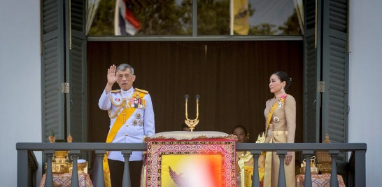 El rey tailandés Maha Vajiralongkorn Bodindradebayavarangkun y la entonces reina Suthida saludan desde el Gran Palacio durante la coronación real del monarca en Bangkok, Tailandia, el 6 de mayo de 2019.

Foto: EFE/ EPA/DIEGO AZUBEL