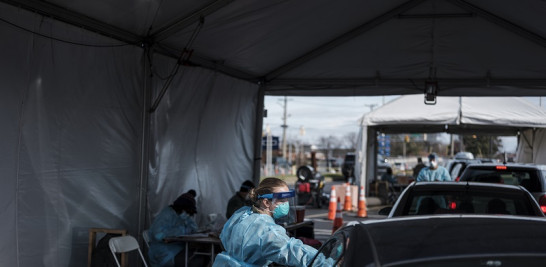 Un puesto de pruebas de detección de COVID-19 afuera del Estadio Nissan, en Nashville, Tennessee, el 30 de diciembre de 2020. (William DeShazer/The New York Times)