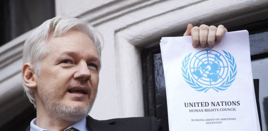 En esta foto de archivo tomada el 5 de febrero de 2016, el fundador de WikiLeaks, Julian Assange, se dirige a los medios que sostienen un informe impreso de la sentencia del Grupo de Trabajo de la ONU sobre Detención Arbitraria sobre su caso desde el balcón de la embajada de Ecuador en el centro de Londres el 5 de febrero de 2016. Niklas Halle'n / AFP