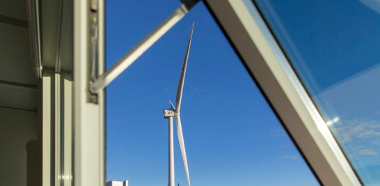 La turbina eólica Haliade-X de General Electric en el puerto de Róterdam en los Países Bajos, el 18 de noviembre de 2020. (Ilvy Njiokiktjien/The New York Times)