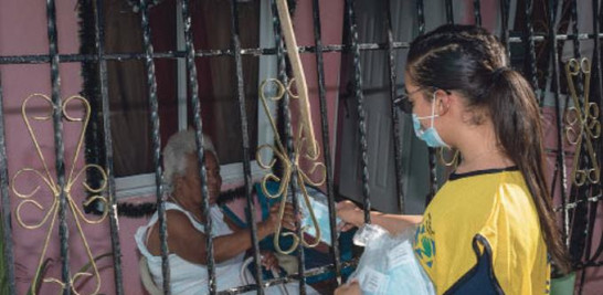 Voluntaria de La Iglesia de Jesucristo de los Santos de los Últimos Días distribuye mascarillas como parte de la campaña #IluminaElMundo en República Dominicana. CORTESÍA DE LA IGLESIA
