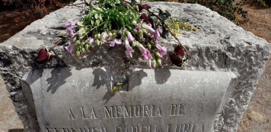 Lorca nació entre las alamedas de la Vega de Granada y murió entre los olivos del cercano Barranco de Víznar. Apretado en esa tierra, su tragedia aumenta de tamaño.