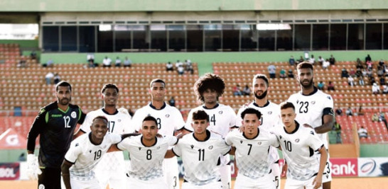 Integrantes del equipo dominicano que anoche logró un empate con Serbia.