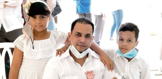 Luis Alberto Castillo junto a Amahia, Luis Adrián y Azlehia Castillo Hernández, los tres niños procreados por la pareja.