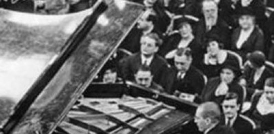 Su debut como pianista manco en 1915.