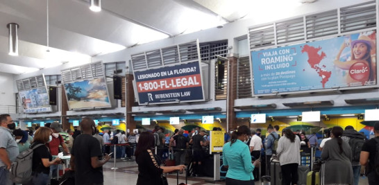 Pasajeros varados en el Aeropuerto Internacional de Las Américas (AILA). Foto: Rafael Castro