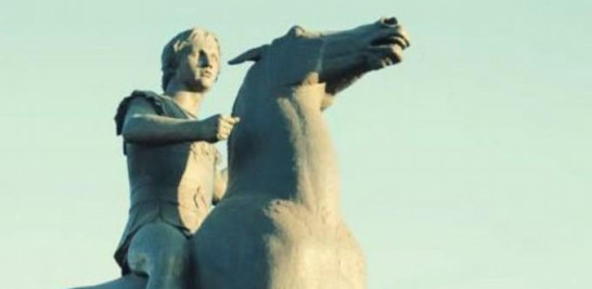 La estatua a Alejandro Magno.