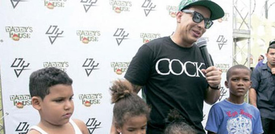 Daddy Yankee con los niños en El Tamarindo.