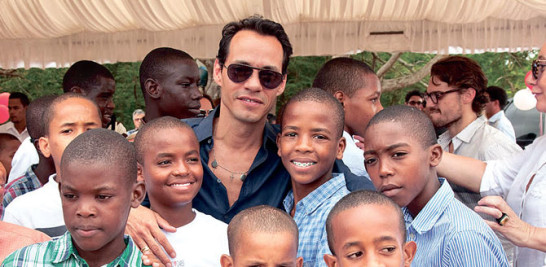 Marc Anthony con los infantes del orfanato Niño de Cristo, en La Romana. LD