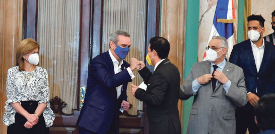 El presidente Luis Abinader saluda a Quilvio Hernández, presidente de las Aguilas luego de la alocución de éste.
