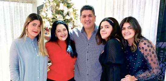 Eddy Herrera y Martha junto a su familia.