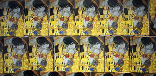 Imágenes de la obra "El beso (1908)" del artista austriaco Gustav Klimt (1862-1918) expuestos en una tienda de recuerdos de la Galería Belvedere de Viena, Austria.

Foto: EFE/EPA/ROLAND SCHLAGER