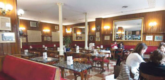 Interior del Café Guijón, sede de importantes tertulias.