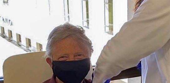 El magnate recibe la primera dosis de la vacuna contra el coronavirus. Imagen colgada por él mismo en su cuenta de Twitter el 22 de enero.
