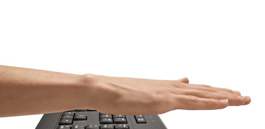 Una mano sobre un teclado equipado con el sistema de autenticación biométrica de PalmSecure. Foto cedida por Fujitsu Media Portal