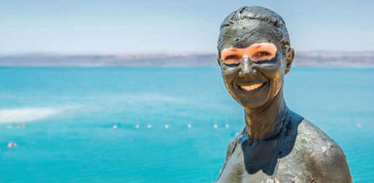 Antes de entrar al Mar Muerto, los bañistas deben untarse fango en el cuerpo para proteger las aguas.