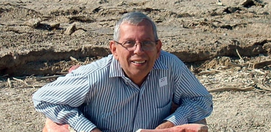 El autor dentro de una tinaja judía frente al Mar Muerto.