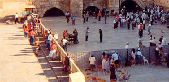 Los turistas oran y dejan sus mensajes escritos en el Muro de las Lamentaciones de Jerusalem.