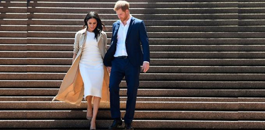 (ARCHIVO) - El príncipe Harry (der.) De Gran Bretaña, duque de Sussex, y su esposa Meghan (izq.), Duquesa de Sussex, llegan para un 'paseo para conocer a la gente' en la Ópera de Sídney en Sídney, Australia, el 16 de octubre de 2018 (reeditado el 6 de marzo de 2021). El canal estadounidense CBS transmitirá una entrevista con los británicos Harry y Meghan, duque y duquesa de Sussex el domingo 07 de marzo. (Duque Duquesa Cambridge, Reino Unido) EFE / EPA / JOEL CARRETT AUSTRALIA Y NUEVA ZELANDA