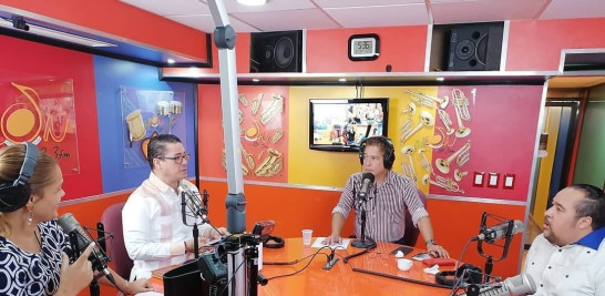 Iván Ruiz inició este año su programa radial por Neón 89.3 FM y  La Nueva 106.9 junto a Graymer Méndez y Rafael Ventura.