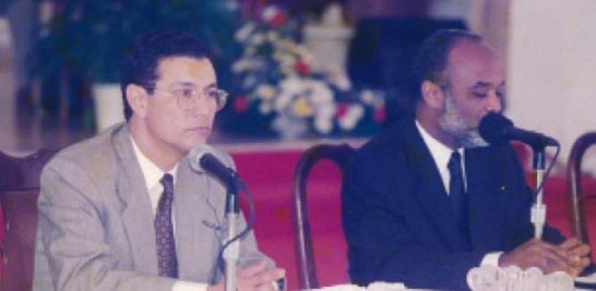 El autor junto al entonces presidente haitiano René Preval.