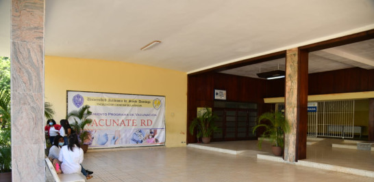 La Facultad de Ciencas de Salud en la Universidad Autónoma de Santo Domingo (UASD) luce desierta luego de anunciarse la suspensión de la jornada de vacunación conta Covid-19.